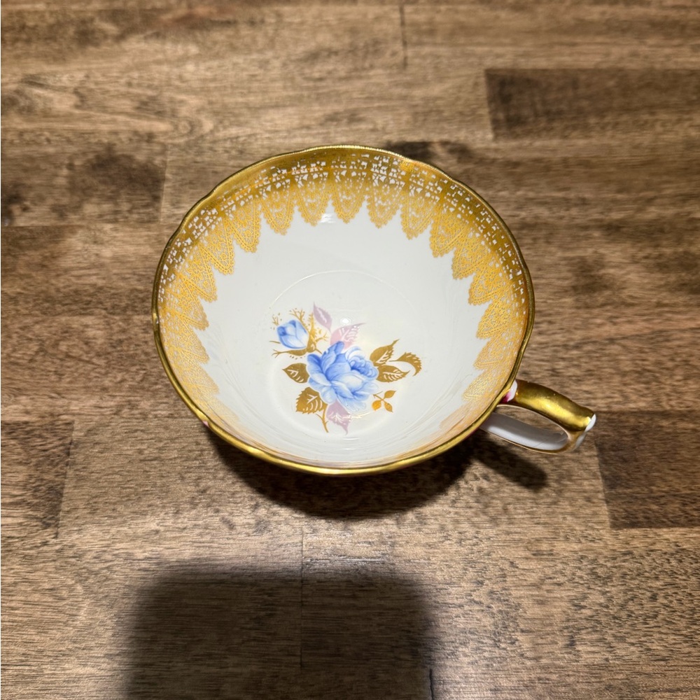 Elegant Red and Gold Teacup - Picture 2 of 3